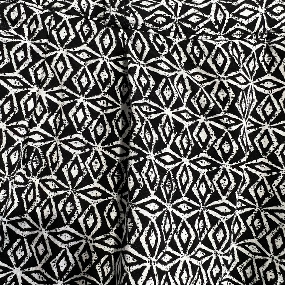 Banana Republic Black & White Diamond Pattern Shorts, Size 0 - Picture 6 of 10